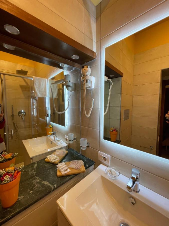 Napule E ... Hotel เนเปิลส์ ภายนอก รูปภาพ
